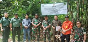Tim melakukan pemasangan plang penyitaan aset terkait dengan perkara korupsi TWP AD. (Foto: Puspenkum)