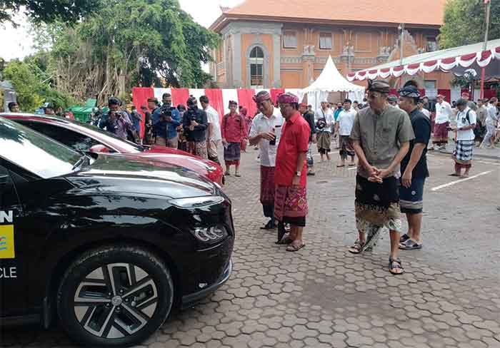 Gubernur Bali Wayan Koster memipin peluncuran rencana aksi daerah (RAD) Percepatan Kendaraan Bermotor Listrik Berbasis Bateri (KBLBB), Kamis (26/1/2023). Foto: M-006)