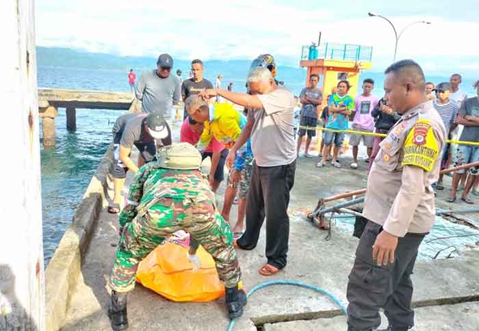 Jenazah Melkias Gobae Noya di evakuasi dari TKP menuju Rumah Sakit Bhayangkara Tantui, Ambon.