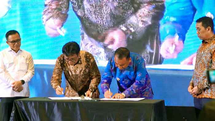 Bupati Jembrana, I Nengah Tamba dan Kepala Badan Pusat Statistik (BPS) Margo Yuwono menandatangani MoU, JSDDD sebagai sumber data dalam Registrasi Sosial Ekonomi (Regsosek) yang dilaksanakan secara Nasional, di Aryanusa Ballroom Menara Danareksa Jakarta Pusat, Senin (30/1/2023)
