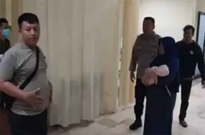 Polisi mendatangi TKP dan membawa Bay ke Rumah Sakit Bhayangkara, Tantui Ambon, untuk mendapat perawatan medis.