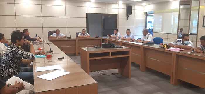 Suasana pertemuan mediasi di Kantor ASDP Pelabuhan Gilimanuk, Senin (9/1/2023). Foto: Menitini/M-011)