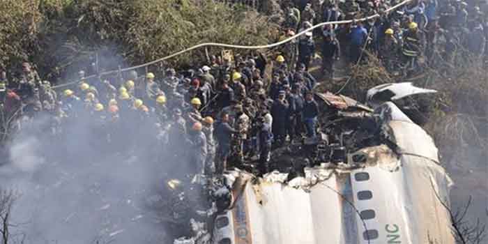 Reruntuhan pesawat penumpang yang jatuh di Pokhara, Nepal.