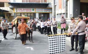 Kapolresta Denpasar Kombes Pol. Bambang Yugo Pamungkas saat melepas anggotanya yang pensiun, Senin (12/1/2022).