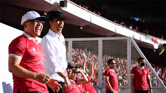 Presiden Joko Widodo menyaksikan laga semifinal leg pertama Piala AFF antara tim nasional sepak bola Indonesia dengan Vietnam di Stadion Utama Gelora Bung Karno (GBK), Jakarta, Jumat (6/1/2023).