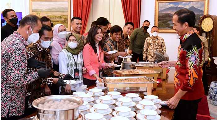 Presiden Joko Widodo bersilaturahmi secara langsung dengan para wartawan istana di Istana Negara, Jakarta, pada Selasa (10/1/2023). Foto: BPMI Setpres/Lukas)