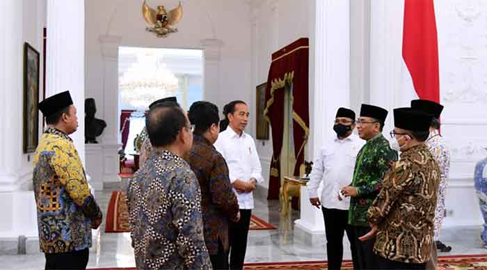 Presiden Joko Widodo menerima Ketua Umum Pengurus Besar Nahdlatul Ulama (PBNU), Yahya Cholil Staquf, di Istana Merdeka, Jakarta, pada Senin, 2 Januari 2023.