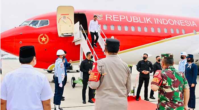 Presiden Joko Widodo tiba di Bandar Udara Internasional Sultan Syarif Kasim II, Kota Pekanbaru, Provinsi Riau sekitar pukul 11.00 WIB pada Rabu, 4 Januari 2023.