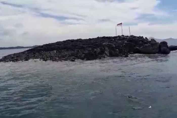 Pulau Baru yang timbul akibat gempa pekan lalu di Maluku.