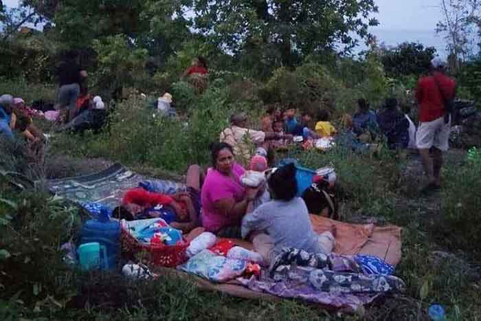 400 orang warga Desa Watuwey masih mengungsi di gunung Erola tanpa tenda.