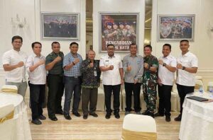 Gubernur Maluku, Murad Ismail bersama ketua Parisada Hindu Dharma Indonesia Maluku, Wayan Sutapa dan rombongannya.