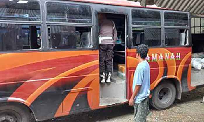 Polisi sedang lakukan razia minuman keras jenis sopi di salah satu bus yang baru tiba dari Pulau Seram.