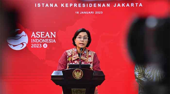 Menteri Keuangan Sri Mulyani yang menyampaikan keterangan pers di Kantor Presiden selepas mengikuti sidang kabinet paripurna yang dipimpin oleh Presiden Joko Widodo di Istana Negara, Jakarta, pada Senin (16/1/2023).