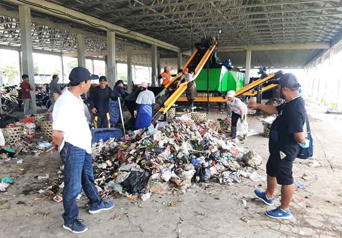 Tim media berkesempatan mengecek langsung kemampuan mesin pengolah residu sampah di TOSS Center Klungkung