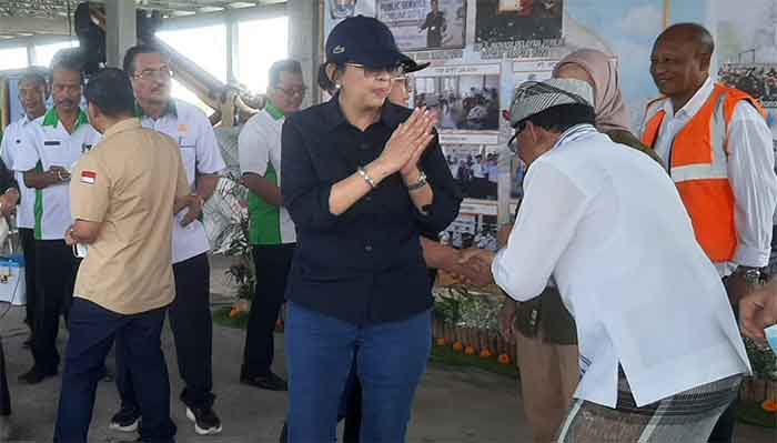 Dirjen PSLB3 KLHK Rosa Vivien saat mendampingi Menteri Siti Nurbaya meninjau TOSS Center Klungkung pada Rabu (11/2/2023)