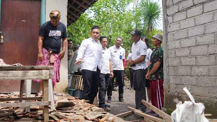 Wakil Bupati Jembrana IGN Patriana Krisna meninjau rumah milik pasangan suami istri I Gede Raka Merta Sanjaya (23) dan Ni Komang Pramesti Regita Cahyani (18) asal Banjar Kepuh, Desa Mendoyo Dauh Tukad, Kecamatan Mendoyo yang roboh pada Rabu (18/1/2023).