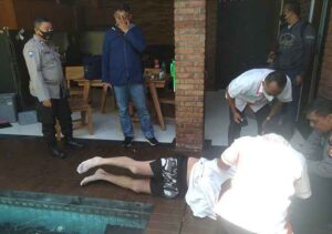 Polisi memeriksa jenazah wisatawan asal Rusia yang jatuh ke kolam renang.