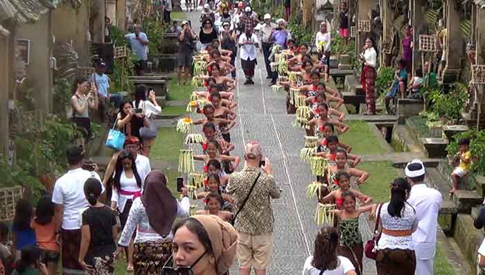 Tari Pendet yang ditarikan oleh murid-murid SD, menyambut wisatawan di Desa Wisata Penglipuran, Bangli. (Foto: Menitini/istimewa)