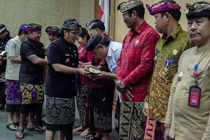 Bupati Badung I Nyoman Giri Prasta menyerahkan BKK Operasional TPS3R Desa Tahun Anggaran 2023, di Ruang Kertha Gosana Puspem Badung, Kamis (23/2).