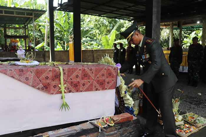 Dandim 1610/Klungkung, Letkol Inf Armen memimpin berlangsungnya upacara pemakaman Serka I Nyoman Sudarmayana di Desa Sulang, Kecamatan Dawan, Kabupaten Klungkung pada Rabu (01/02/2023) pagi.