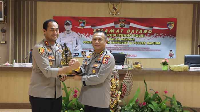 Kepala Kepolisian Resor Badung AKBP Leo Dedy Defretes, SIK, SH, MH menerima team Supervisi dan Penelitian dari Puslitbang Polri yang dipimpin KBP Ade Djadja Subagdja, S.I.K, M.H di Aula Polres Badung di jalan Kebo Iwa No 1 Mengwitani, Kecamatan Mengwi, Kabupaten Badung, Rabu (15/2) pagi pukul 09.00 wita