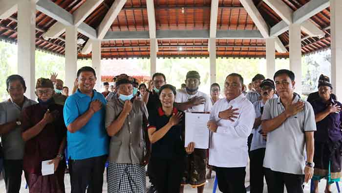 Bupati Jembrana, I Nengah Tamba menyerahkan surat keputusan kepada Lurah Dauhwaru yang disaksikan Camat Jembrana dan seluruh tokoh masyarakat di kelurahan Dauhwaru bertempat di Wantilan Pura Puseh Dauhwaru, Jumat (3/2/2023).