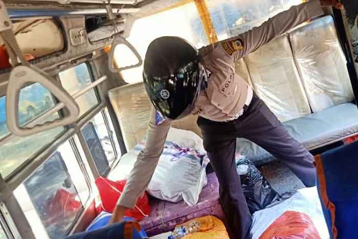 Anggota Polsek Baguala sedang melakukan razia minuman keras jenis sopi di dalam Bus trayek Seram-Ambon.