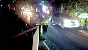 Personil-Unit-Lalu-Lintas-bersama-Personil-Samapta-Polsek-Kuta-Utara-Pasang-Triplek-Dinding-Jembatan di jembatan Banjar Anyar, Kelurahan Kerobokan, Kecamatan Kuta Utara, Kabupaten Badung, Minggu malam (12/2) pukul 23.30 Wita.