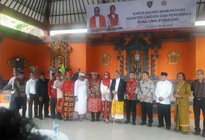 Gubernur Maluku Murad Ismail dan istri berfoto bersama dengan para tokoh Hindu Maluku usai acara puncak upacara Karya Agung Mamungkah Ngenteg Linggih dan Peresmian Pura Ciwa Stana Giri Amobn, pada Minggu (5/2/3023) lalu.