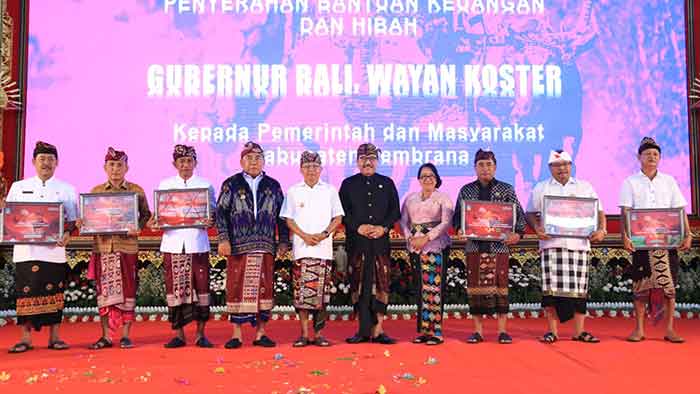 Gubernur Bali Wayan Koster didampingi Wagub Tjok Oka Artha Ardhana Sukawati saat menyerahkan BKK untuk Kabupaten Jembrana. (Foto: M-011)