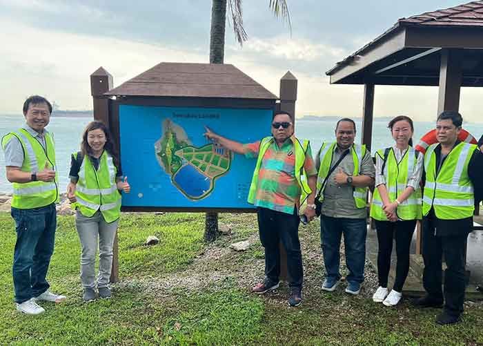 Bupati jembrana I Nengah Tamba (tengah) bersama Desmond Lee selaku General Manager Landfill Management & Operations Departmentdan dan jajarannya. (Foto: M-011)