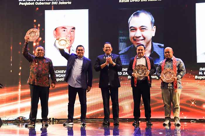 Bupati Jembrana I Nengah Tamba saat menerima anugrah IMI Achievement 2022 dari Ikatan Motor Indonesia (IMI).