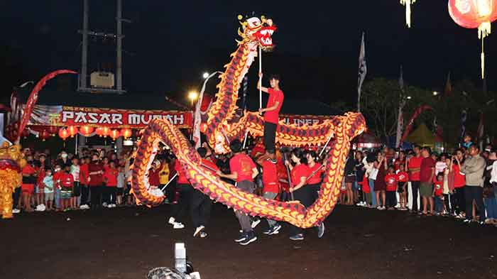 Berbagai atraksi budaya Tionghoa meramaikan Festival Imlek dan Cap Go Meh ke 2574 yang dilaksanakan di Sentra Tenun Jembrana, Sabtu (4/2).