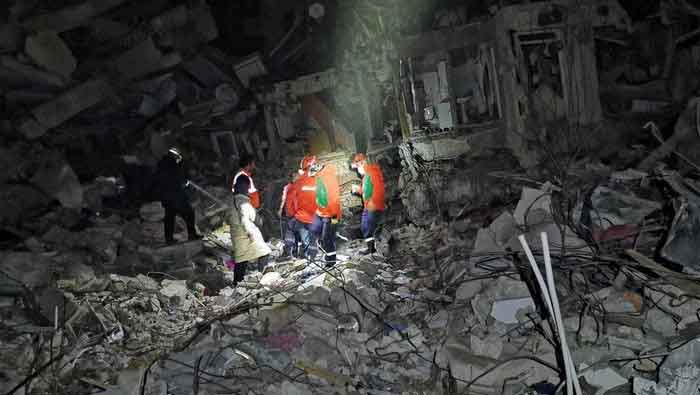 Petugas melakukan Pencarian korban gempa di Turki. (Foto: Shenzhen Rescue Volunteers /Handout/Anadolu Agency via Getty Images)