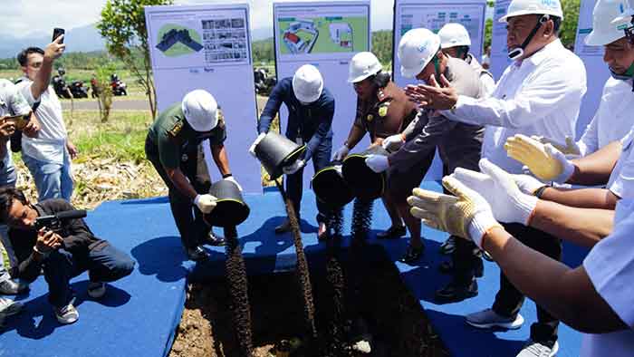 Pelaksanaan groudbreaking pembangunan Sentra Pengolahan Beras Terpadu (SPBT). (Foto: M-011)