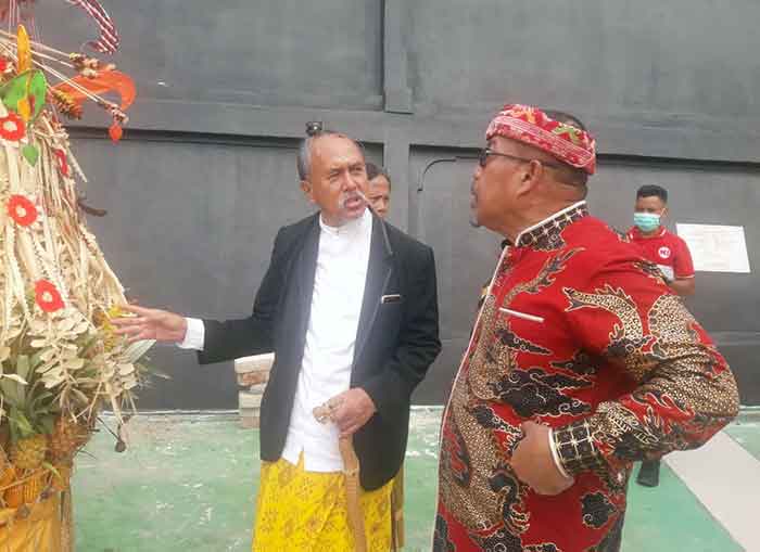 Pandita Dharma Cadu Sidhi berbincang akrab dengan Gubernur Maluku Murad Ismail, saat acara peresmian Pura Ciwa Stana Giri di Kota Ambon, Minggu (5/2/2023). (Foto: M-009)