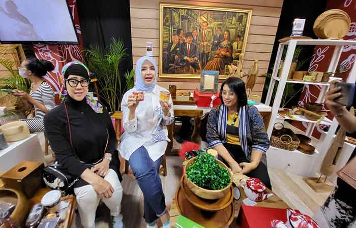 Nur Asia Uno jadi Rojali dan Berbagi Pengalaman Kepada Pelaku Usaha Kerajinan di Travel Exchange ATF Yogyakarta