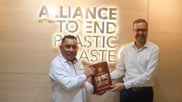 Komitmen menangani sampah, Jembrana mengandeng Alliance to End Plastic Waste (AEPW). (M-011)