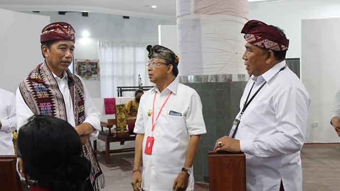 Jembrana, Presiden Joko Widodo (Jokowi) berkesempatan untuk mengunjungi Sentra Tenun Jembrana yang merupakan sentra kerajinan dan pusat oleh-oleh di kabupaten Jembrana, Kamis (2/2).