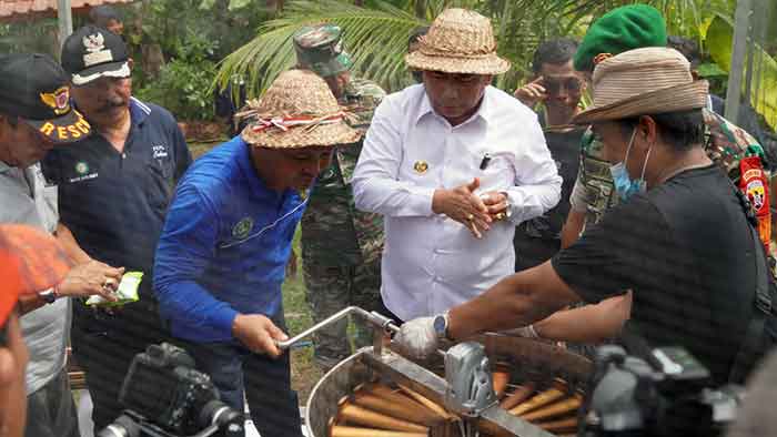Bupati Jembrana I Nengah Tamba menghadiri panen madu ketiga di Banjar Munduk Anggrek, Jum'at (3/2/2023). (Foto: M-011)