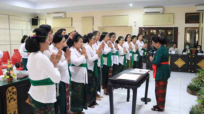 Pengurus Wanita Hindu Dharma Indonesia (WHDI) Kabupaten Jembrana masa bhakti 2023 - 2028 resmi dilantik, Kamis (9/2) di Ruang Rapat Lantai II Jimbarwana Kantor Bupati Jembrana.