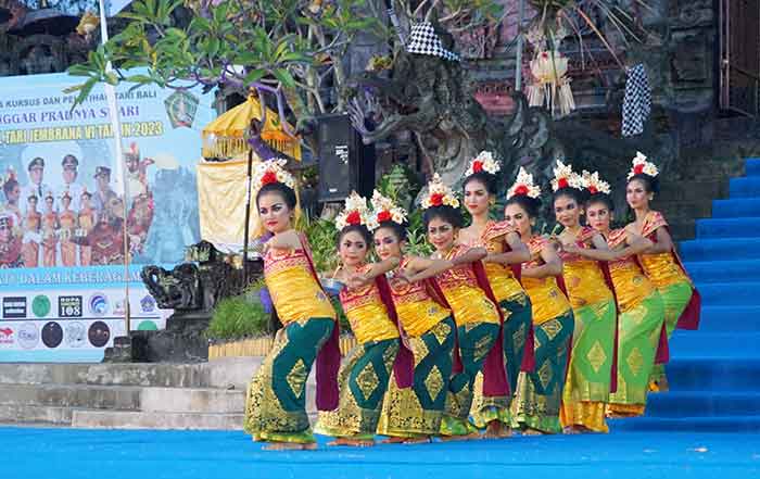sebanyak 12 anak difabel turut ambil bagian dalam Festival Tari Jembrana ke VI Tahun 2023 yang diselenggarakan oleh Lembaga Kursus dan Pelatihan Tari Bali Sanggar Pradnya Swari di panggung Arda Candra Pura Jagatnatha, Minggu (12/2) malam.