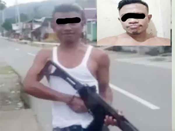 Tersangka Kasus penganiayaan Anggota Polisi, Ramis Bakai alias Baret tapak memegang senjata api organik SS1.