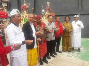 Gubernur Maluku, Murad Ismail (tiga dari kiri), Pangdam XVI/Pattimura, dan Kapolda Maluku, berfoto bersama dengan Ketua PHDI Maluku Dr. I Wayan Sutapa, M.Sc, (pertama dari kiri) Ida Dharma Cadu Sidhi (kedua dari kiri), Ida Pandita Mpu Satya (keenam dari kiri) serta tokoh Hindu Maluku Putu Ivan Yunatana. (Foto: M-009)