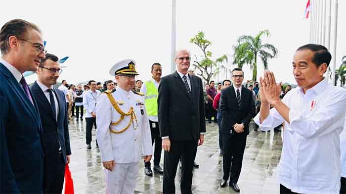 Presiden Joko Widodo menyapa duta besar serta perwakilan negara Turki dan Suriah usai pelepasan bantuan kemanusiaan untuk korban bencana gempa yang digelar di Pangkalan TNI AU Halim Perdanakusuma, Jakarta, pada Selasa, 21 Februari 2023.