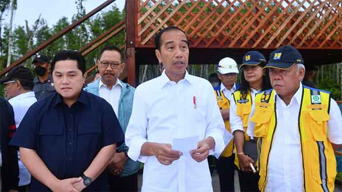Presiden Joko Widodo memberikan keterangannya saat meninjau Kawasan 1B, Ibu Kota Nusantara, Kabupaten Penajam Paser Utara, pada Jumat, 24 Februari 2023.