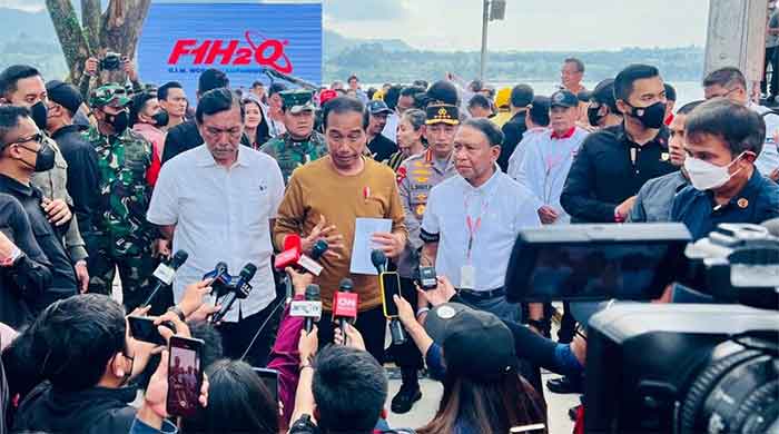 Presiden Joko Widodo menyampaikan keterangannya kepada awak media usai menyaksikan balapan F1H2O di Pelabuhan Muliaraja Napitupulu Balige, Kabupaten Toba, Provinsi Sumatra Utara, Minggu 26 Februari 2023.
