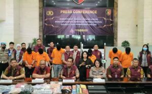 Para tersangka pornografi jaringan internasional ditunjukkan dalam konferensi pers di Bareskrim Polri, Jumat (3/2/2023). (Foto: Humas Polri)