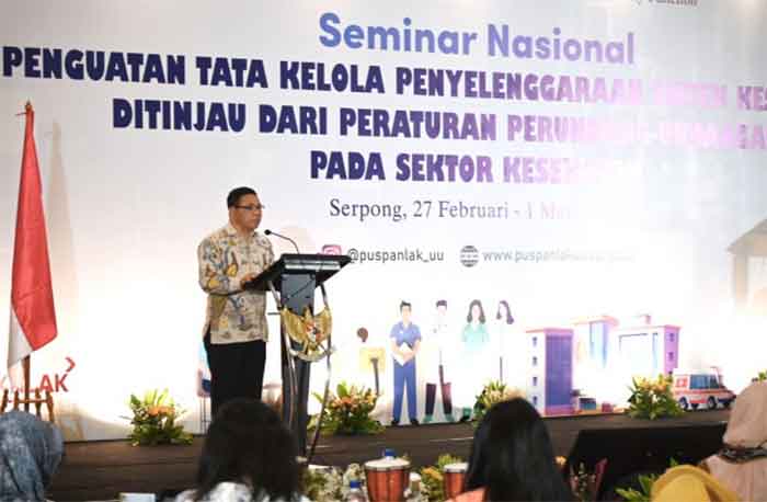 Kepala Badan Keahlian (BK) Sekretariat Jenderal DPR RI, Inosentius Samsul dalam Seminar Nasional Penguatan Tata Kelola Penyelenggaraan Sistem Kesehatan Ditinjau Dari Peraturan Perundang-Undangan pada Sektor Kesehatan, di Serpong, Tangerang Selatan, Banten, Senin (27/02/2023).