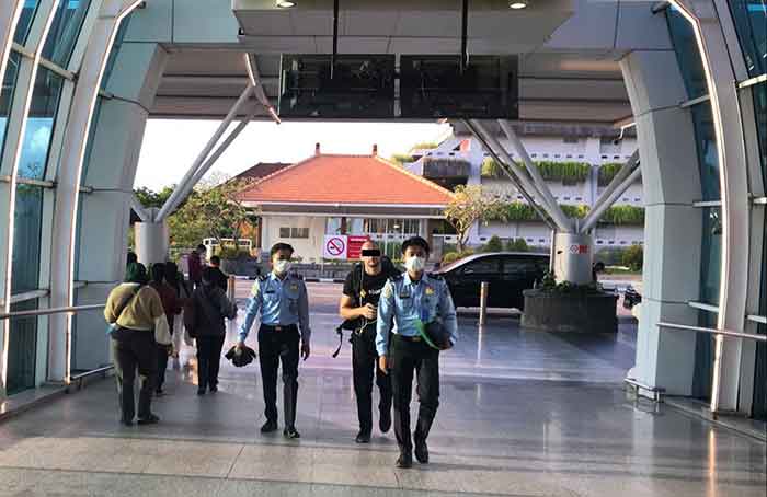 Proses pendeportasian Arsenii Frolov melalui Bandara Ngurah Rai